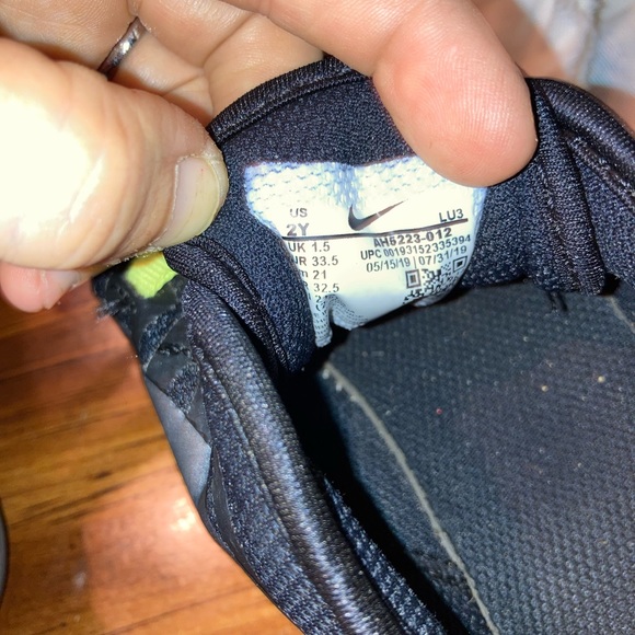 Very gently used Nike Air Max Youth size 2 - Picture 3 of 3